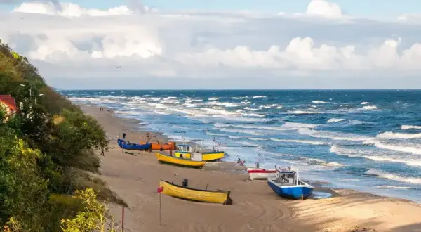 Piękne, piaszczyste plaże i kolorowe łodzie rybackie. Idealne miejsce, gdzie na weekend uciec od zgiełku miasta.