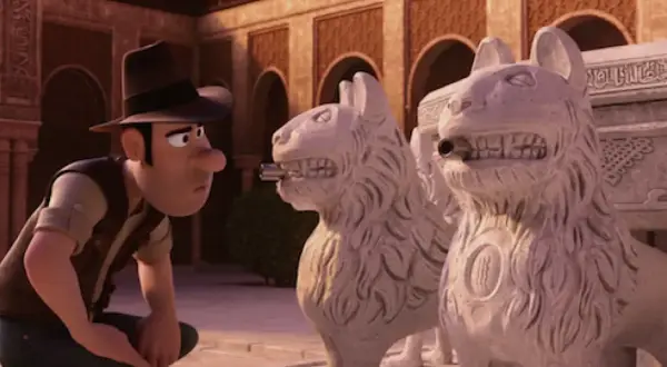 Tadeo Jones, con su sombrero y chaleco, se agacha ante dos leones de piedra con tubos en la boca, en un patio de Granada.