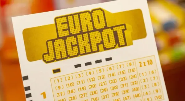 Kupon Eurojackpot z zaznaczonymi liczbami. Zastanawiasz się, dlaczego zwycięzca 206 milionów ze śląska nie odebrał nagrody od razu?