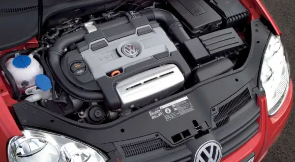 Silnik TSI w czerwonym Volkswagenie. To serce auta, które napędza go do jazdy.
