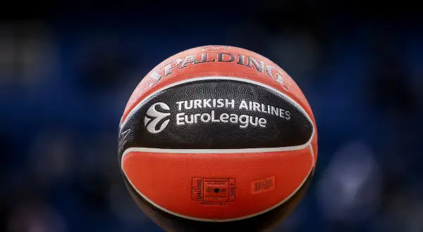 Balón de baloncesto oficial de la Turkish Airlines EuroLeague, listo para la acción.