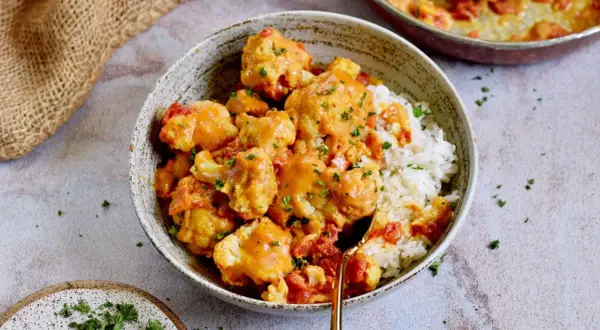 Cremiges Blumenkohl-Curry mit Reis, ein köstliches Gericht, das zeigt, wie vielseitig Blumenkohlrezepte sein können.
