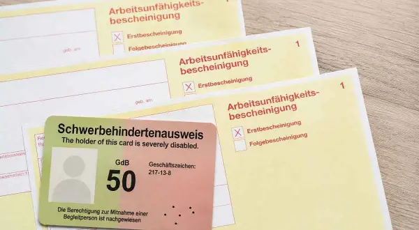Schwerbehindertenausweis mit GdB 50 und Arbeitsunfähigkeitsbescheinigungen. Dies kann auf eine schwere Behinderung, wie z.B. Parkinson, hindeuten, die eine solche Bescheinigung erfordert.
