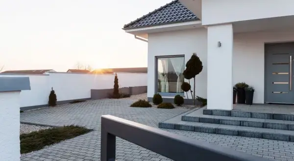 Jaką kostkę brukową do jasnej elewacji wybrać, aby uniknąć błędów?