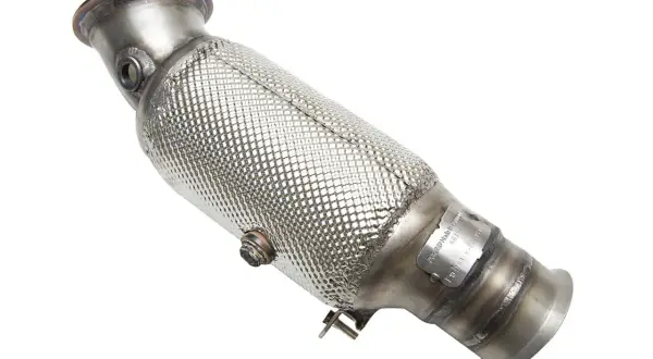 Metalowy element układu wydechowego, czyli downpipe. Co to jest? To rura łącząca turbosprężarkę z katalizatorem.