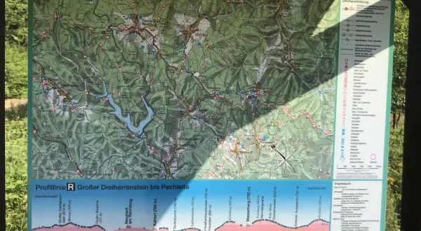 Wanderkarte des Rennsteigs mit Höhenprofil. Komoot-Route markiert, zeigt Berge und Täler.