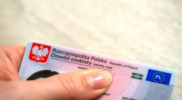 Dłoń trzyma polski dowód osobisty. Zastanawiasz się, ile wcześniej można wymienić dowód osobisty?