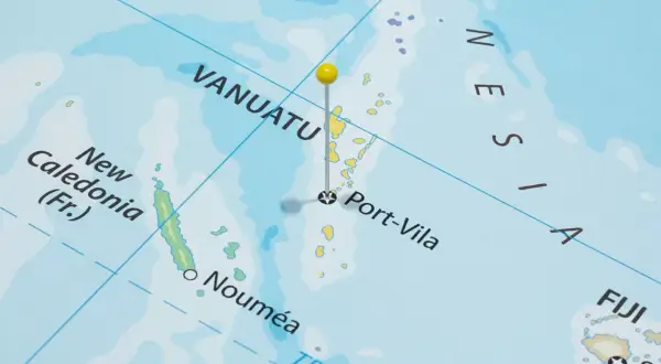 Mapa z zaznaczoną lokalizacją Vanuatu i Port-Vila. Idealne miejsce na wymarzone wakacje!