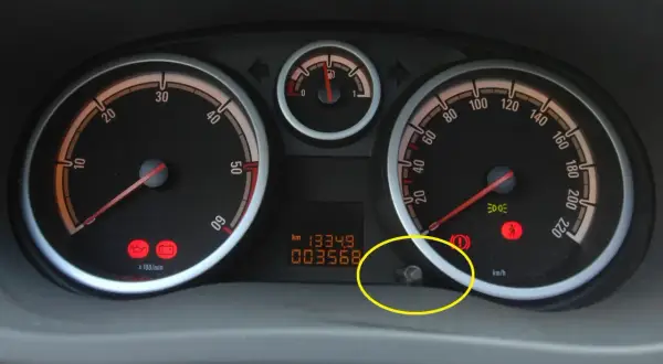Deska rozdzielcza samochodu z wskaźnikami prędkości, paliwa i obrotów. Widoczny przebieg 13349 km. Insp w samochodzie.