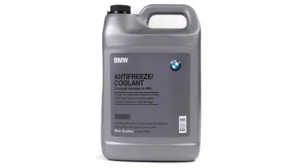 Szary kanister z płynem chłodniczym BMW z etykietą "ANTIFREEZE/COOLANT".