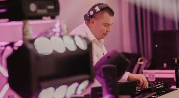 Ile kosztuje DJ na 40 urodziny? Ceny, które mogą Cię zaskoczyć