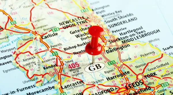 Praca szklarz w Anglii. Czerwony pinezka na mapie Wielkiej Brytanii, zaznacza region z miastami jak Leeds, York, Newcastle.