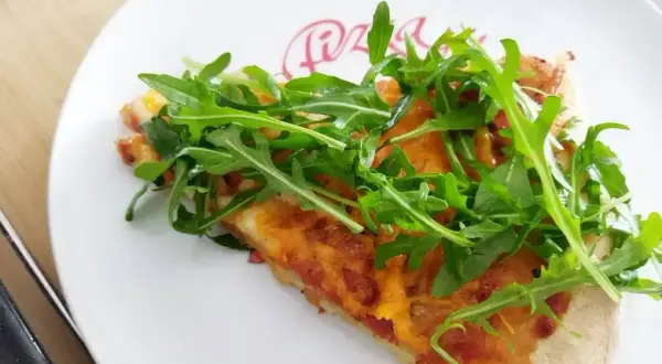 Jakie salami na pizze? Odkryj najlepsze smaki i połączenia