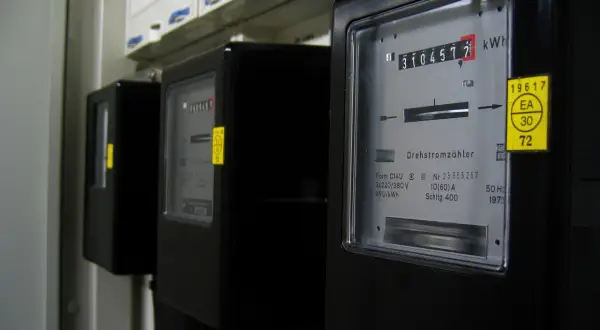 Na liczniku prądu widoczny jest numer 31045727. Obok żółta naklejka z numerem 19617.