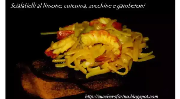 Scialatielli al limone con gamberi e zucchine, un piatto colorato e profumato.