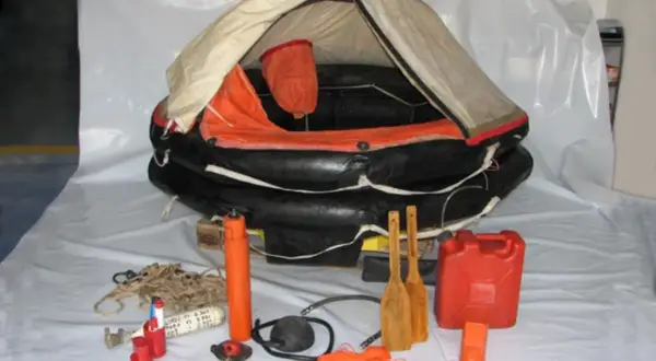Zotico salvagente gonfiabile e attrezzature di emergenza, forse usati da Ambrogio Fogar dopo un incidente in mare.