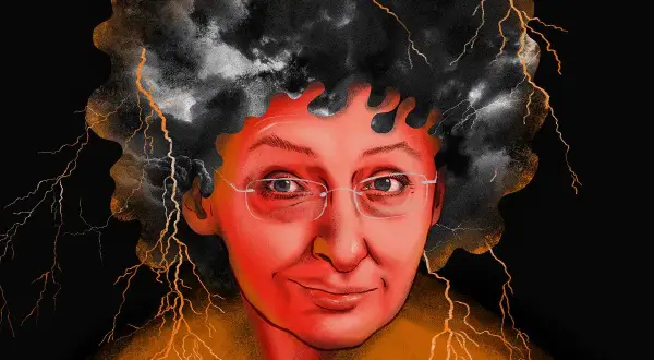 Portret kobiety z burzą w głowie i piorunami wokół. Jej twarz, oświetlona na czerwono, ma wyraz grozy i determinacji.