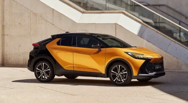 Cena Toyoty C-HR Hybrid od 120 700 zł? Zobacz, jak obniżyć koszt!