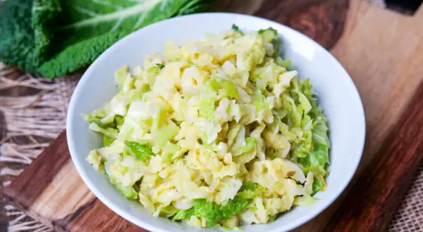 Cremiger Rahmwirsing, ein einfaches und leckeres Rahmwirsing Rezept, serviert in einer Schüssel.