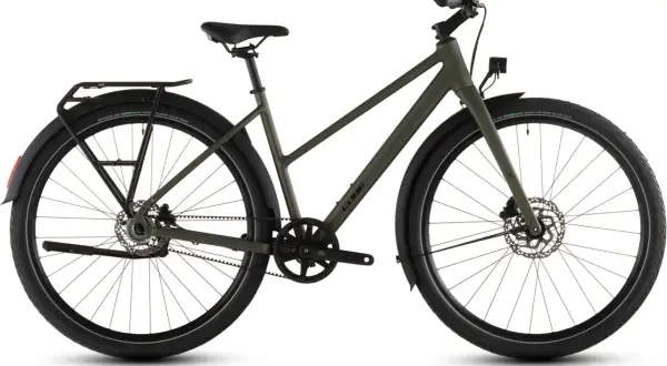 Ein grünes Cube Urban Bike mit Gepäckträger und Schutzblechen, perfekt für die Stadt.