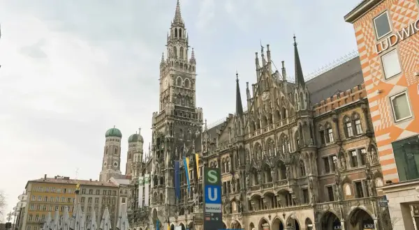 Marienplatz w Monachium, z Nowym Ratuszem i wieżami Frauenkirche. Po przylocie na lotnisko Monachium przyloty, warto odwiedzić to miejsce.