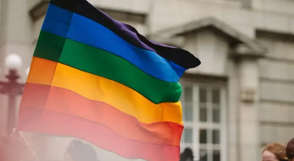 Tęczowa flaga powiewa na wietrze, symbolizując dumę i akceptację. To jak test na orientację romantyczną, gdzie kolory mówią więcej niż słowa.