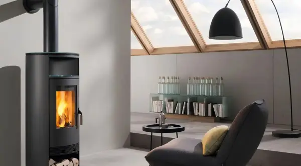 Moderner Kamin mit brennendem Feuer. Die jährlichen Kamin Kosten sind überschaubar, wenn man die Gemütlichkeit bedenkt.