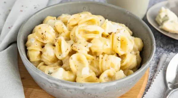 Orecchiette-Nudeln in cremiger Gorgonzola-Sauce, bestreut mit Pfeffer. Ein köstliches Gericht, das Lust auf mehr macht.