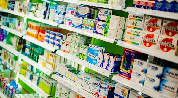 Apteka pełna produktów, gdzie znajdziesz ulgę na leki i suplementy. Witaminy, probiotyki i preparaty na problemy żołądkowe czekają na półkach.