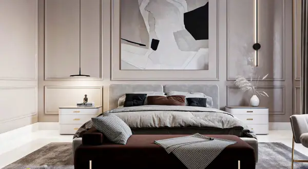 Elegancka sypialnia modern classic z dużym łóżkiem, abstrakcyjnym obrazem i stylowymi dodatkami.