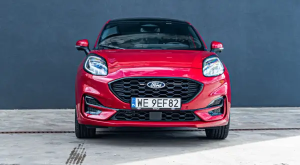 Czerwony Ford Puma z bliska, z tablicą rejestracyjną WE 9EF82. Idealny do miasta, poznaj jego ford puma wymiary.