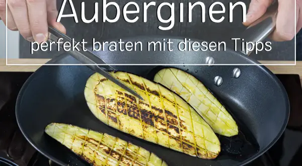 Aubergine zubereiten: Scheiben werden in der Pfanne gebraten, mit Rautenmuster und goldbraunen Röstaromen. Perfekt für ein leckeres Gericht.