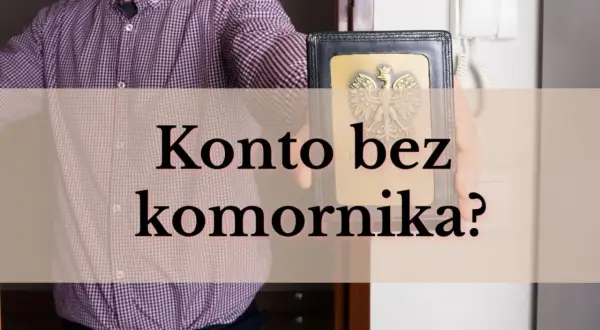 Czy komornik może zająć konto walutowe? Mężczyzna w kratę trzyma legitymację z orłem.