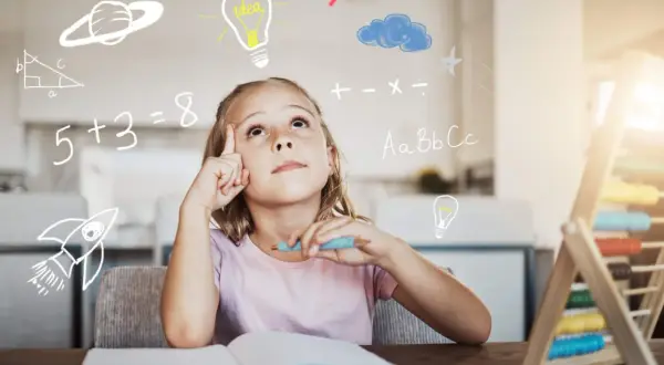 Niña pensativa con dibujos de matemáticas, cohete y planeta. ¿Será que está aprendiendo la tabla del 3?