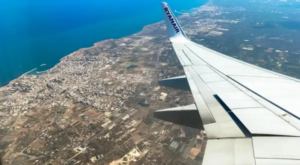 Widok z samolotu Ryanair na wybrzeże i miasto, zbliżamy się do lotniska Bari.
