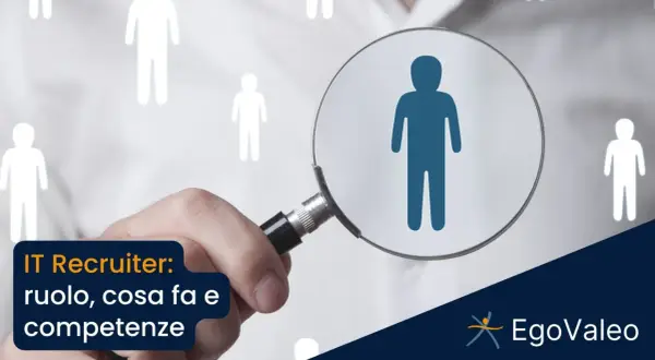 Un recruiter IT analizza candidati con una lente d'ingrandimento, mostrando cosa fa per trovare il talento giusto.