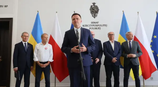 Pakt senacki: jak lewica negocjowała miejsca na listach wyborczych. Politycy stoją przed flagami Polski i Ukrainy.