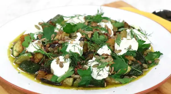En härlig aubergine recept med rostade grönsaker, krämig ost och färska örter. Perfekt för en lätt lunch eller middag.