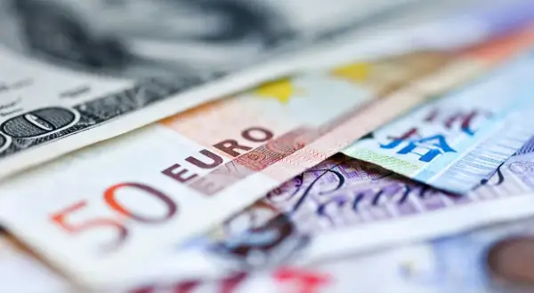 Dolar, euro i inne waluty. Zrozumienie, co to dewaluacja, jest kluczowe w świecie finansów.