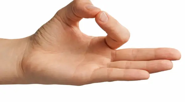 Mano en mudra de la iluminación, con el pulgar y el índice unidos formando un círculo, símbolo de sabiduría y claridad.
