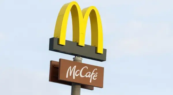 McDonald's: Ile realnie zarobisz w Maku? Stawki i benefity