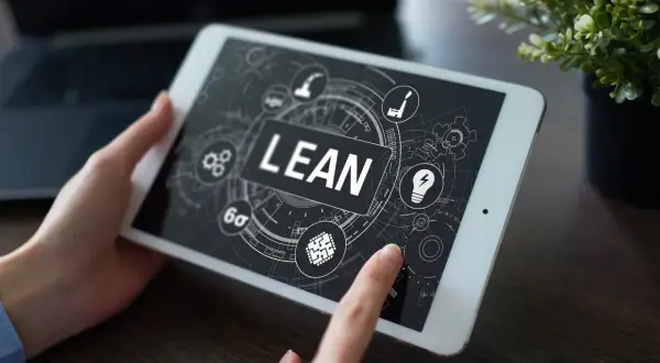 Tablet z ekranem prezentującym koncepcję lean management. Ikony symbolizują procesy, innowacje i optymalizację.