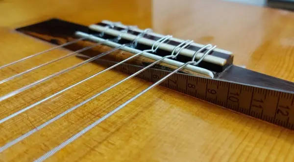 Detalle de cuerdas de guitarra clásica, con cinta métrica. Opiniones sobre guitarras Vicente Sanchis.