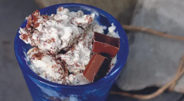 Blå skål med krämig glass och chokladbitar. Ett enkelt glass recept för en varm sommardag.