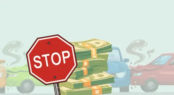 Ein Stoppschild vor einem Stapel Geld und beschädigten Autos. Ein Auffahrunfall kann teuer werden, die Strafe ist hoch.