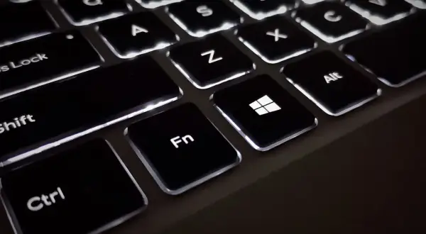 Klawiatura z podświetlanymi klawiszami. Widoczne klawisze Ctrl, Fn, Windows, Alt. To skrót na wyłączenie komputera.