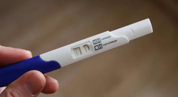 Test ciążowy z dwoma kreskami, wskazujący na wynik negatywny. Burt sutków brak okresu test negatywny.