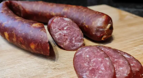 Kiełbasa z renifera: gdzie kupić, jak przygotować i jakie ma smaki