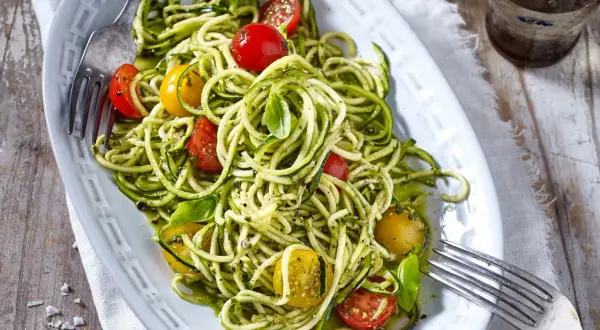 Zucchini-Nudeln mit Pesto und Kirschtomaten, ein leichtes und gesundes Gericht, das Lust auf mehr macht.