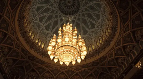 Majestueux lustre en bronze illuminant un dôme orné. Comment estimer un lustre en bronze de cette ampleur ?